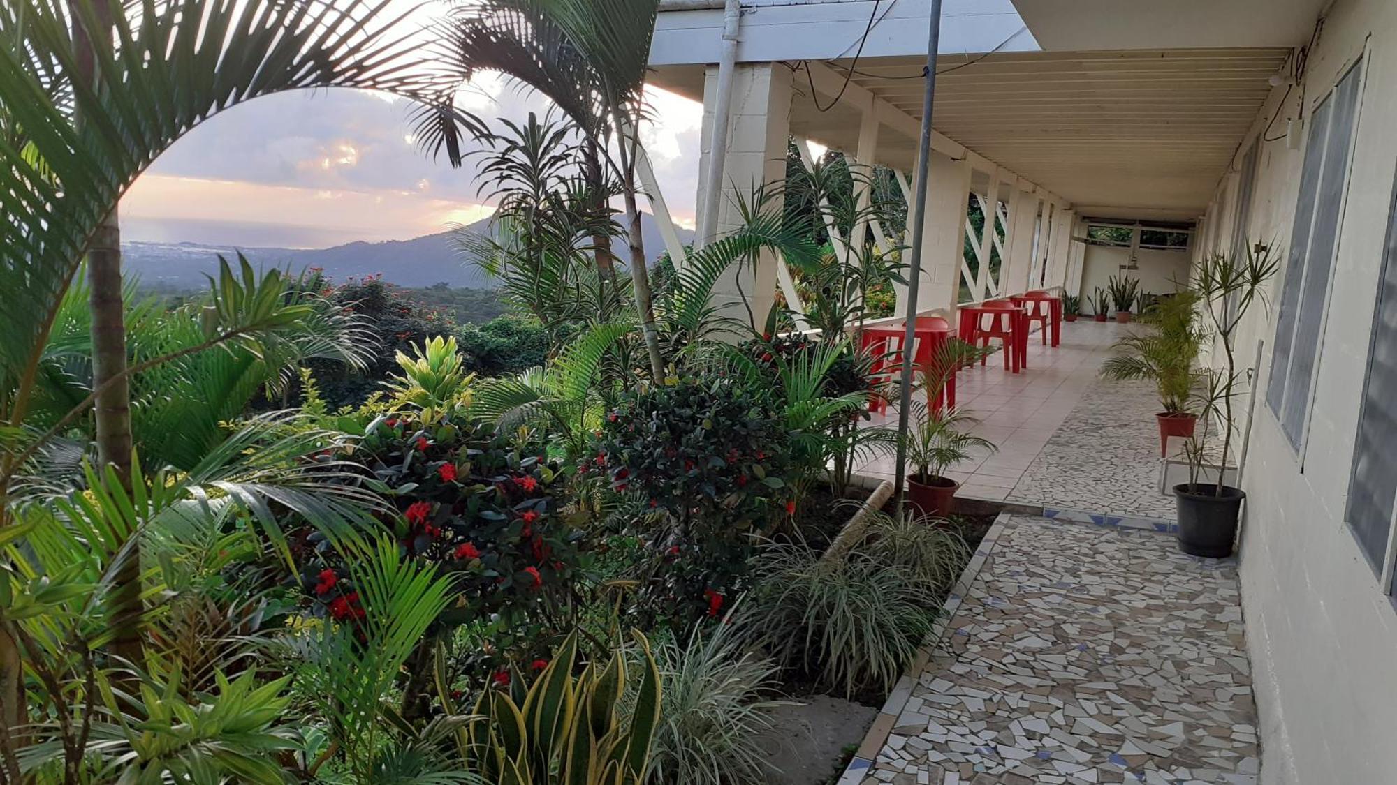Dave Parker Eco Lodge Hotel Апиа Екстериор снимка